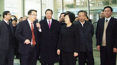 2010年12月，時任福建省委書記、省人大常委會主任孫春蘭視察巨石九江公司。孫春蘭非常贊賞中國巨石在玻纖行業(yè)作出的成就，并希望巨石在玻纖深加工領(lǐng)域取得更大成就。